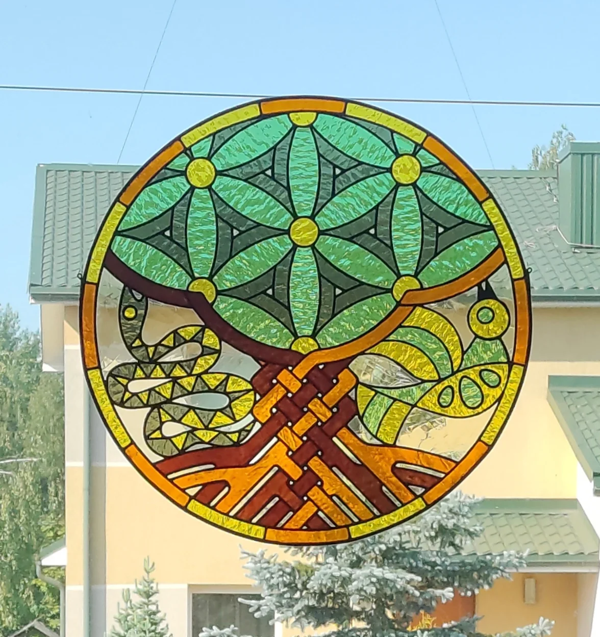 stiklo pasaka medis vitražas apvalus stained glass paukštis bird žaltys snake sauletas fonas