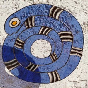 vitražas žaltys pakabinamas stained glass glasstale betono fonas