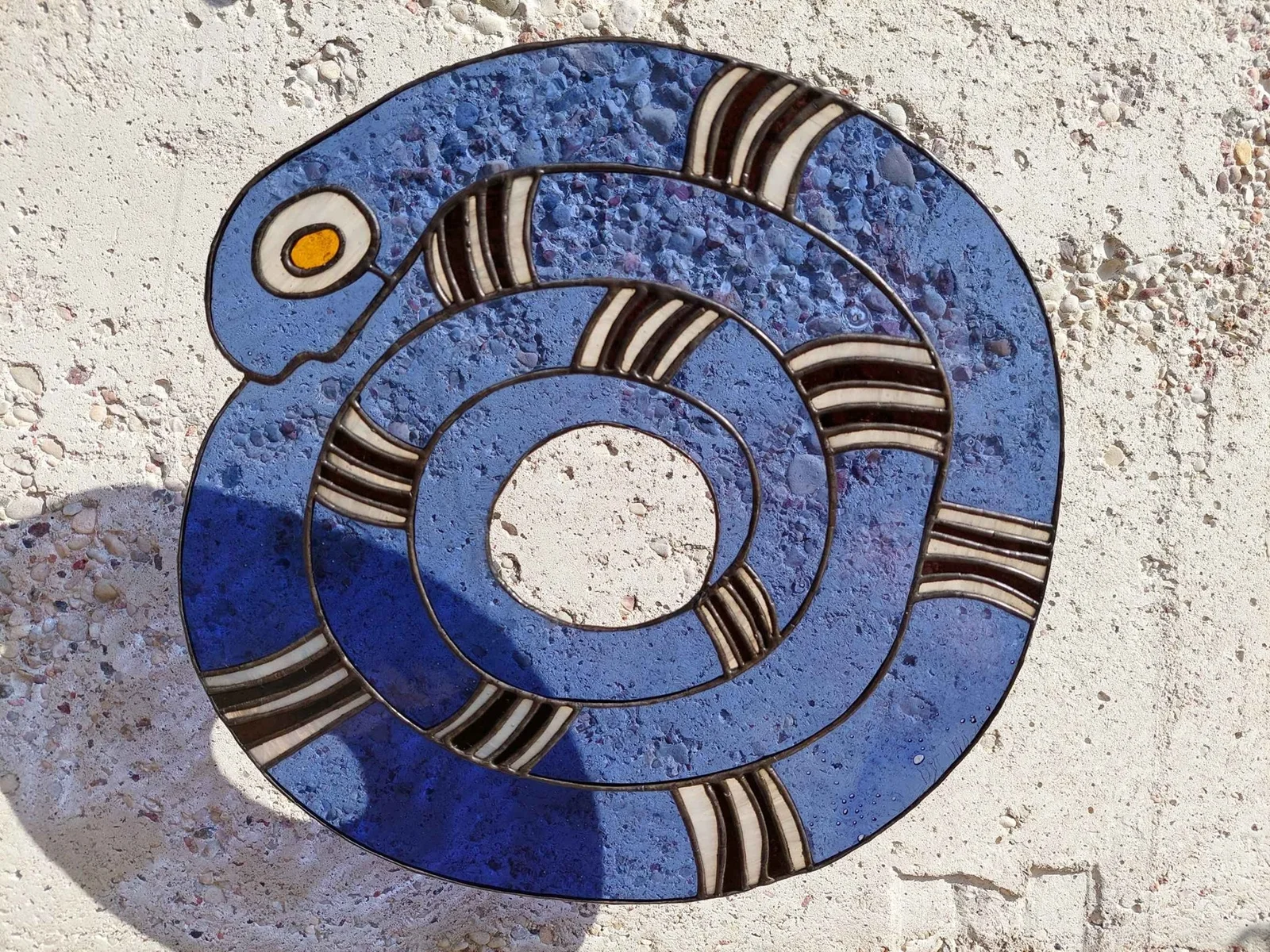 vitražas žaltys pakabinamas stained glass glasstale betono fonas